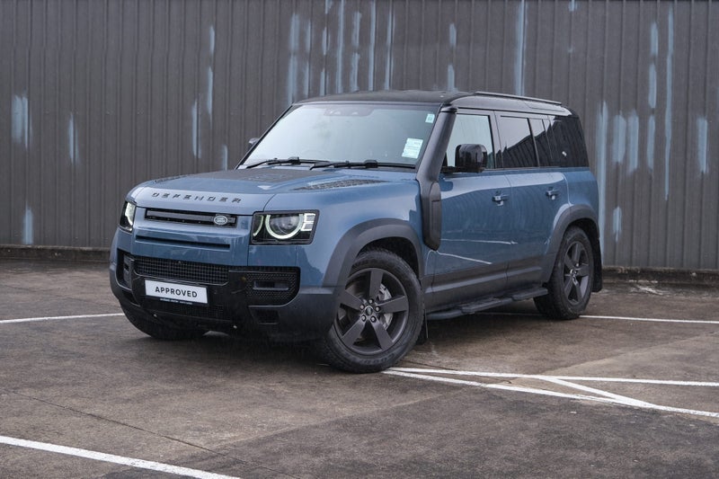 2024 Land Rover Defender 110 D300 SE image 2
