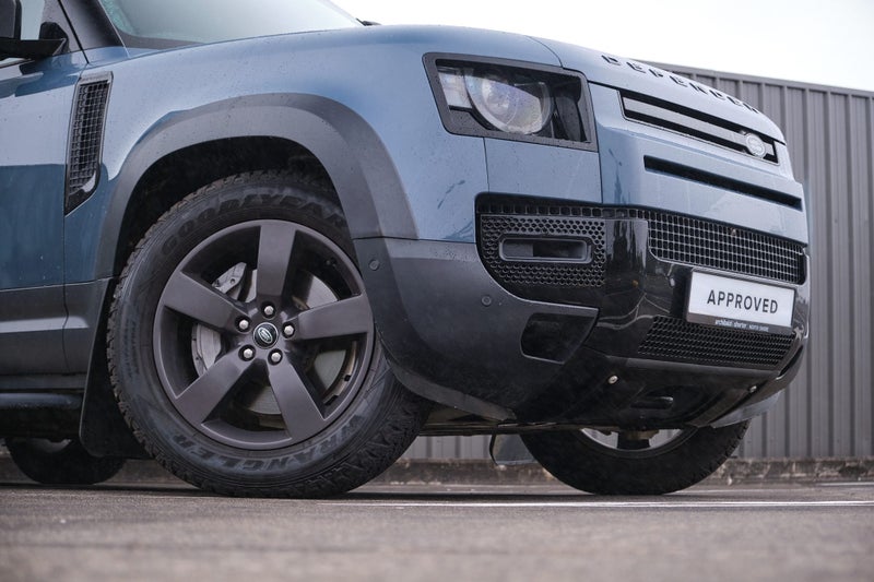 2024 Land Rover Defender 110 D300 SE image 3