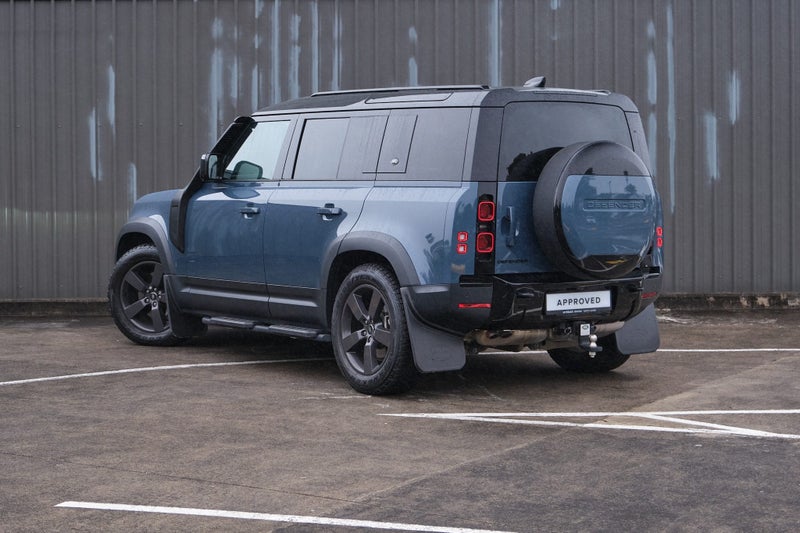 2024 Land Rover Defender 110 D300 SE image 4