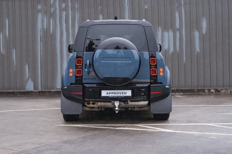 2024 Land Rover Defender 110 D300 SE image 5