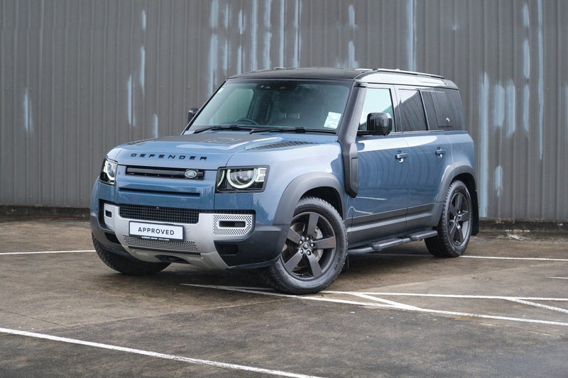 2024 Land Rover Defender 110 D300 SE image 2