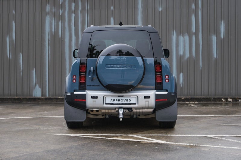 2024 Land Rover Defender 110 D300 SE image 5