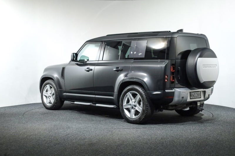 2024 Land Rover Defender 110 D300 SE image 2