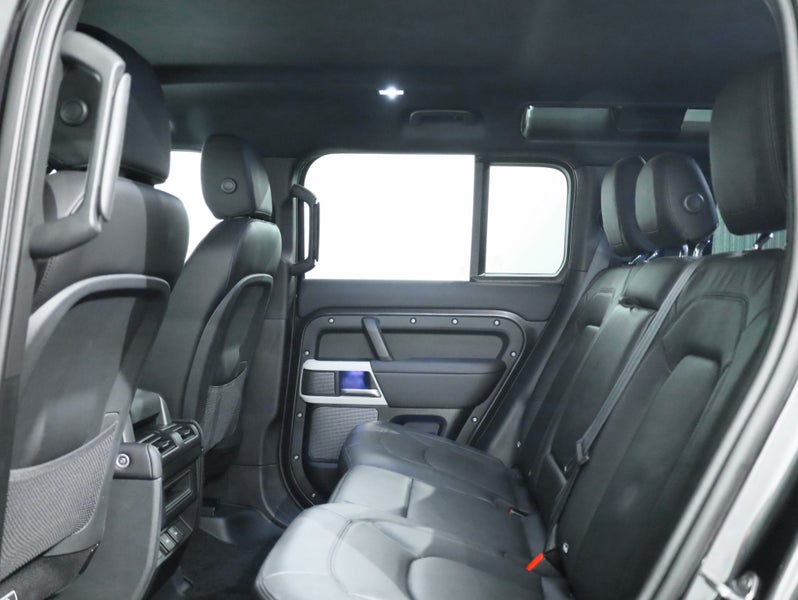 2024 Land Rover Defender 110 D300 SE image 5