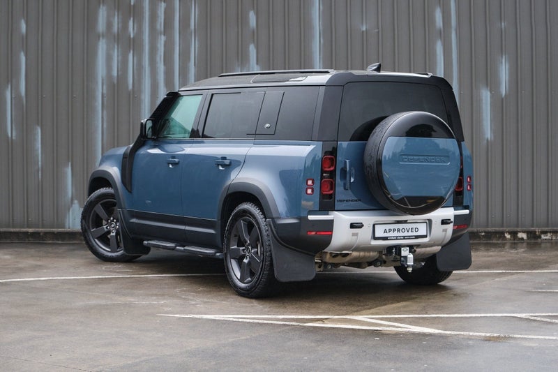 2024 Land Rover Defender 110 D300 SE image 3
