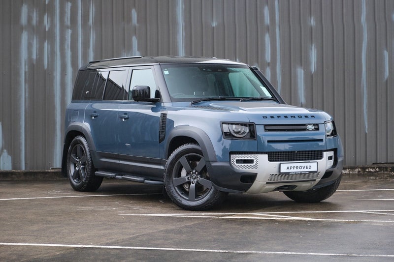 2024 Land Rover Defender 110 D300 SE image 4