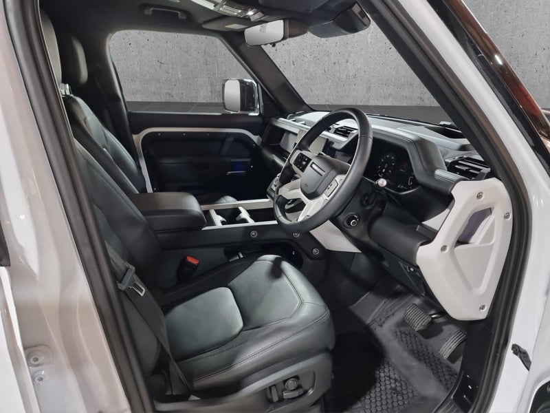 2024 Land Rover Defender 110 D300 X-DYNAMIC HSE image 2