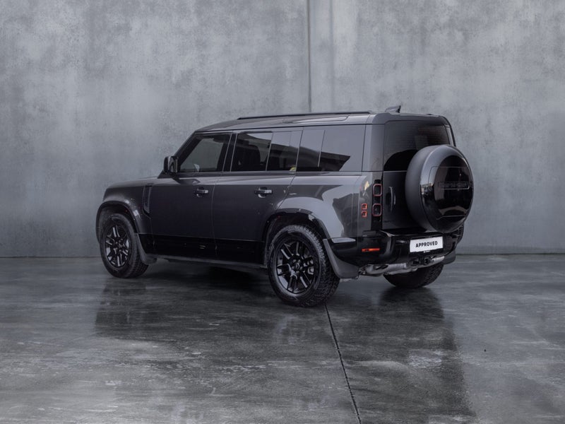 2024 Land Rover Defender 110 D300 X-Dynamic SE image 2
