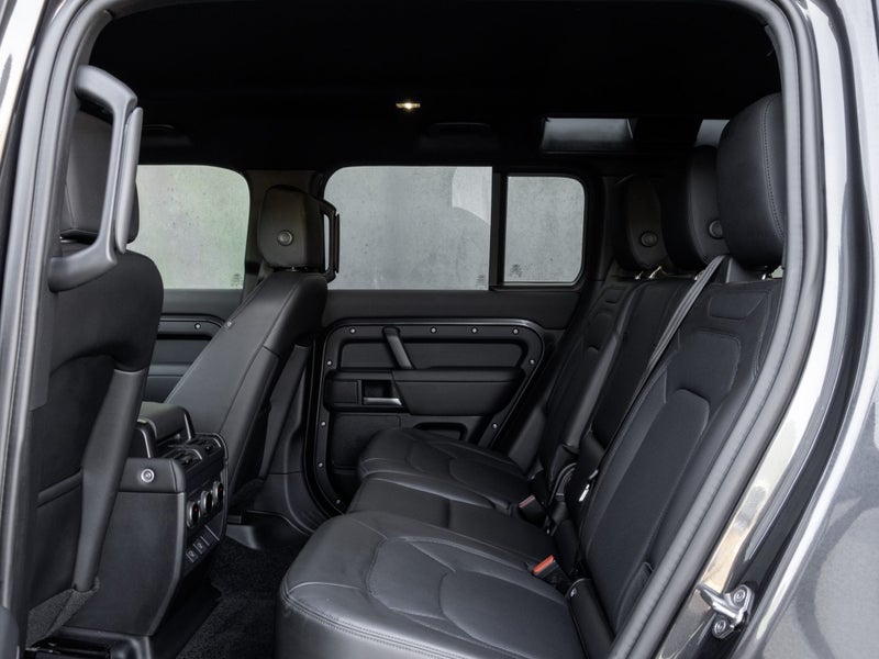 2024 Land Rover Defender 110 D300 X-Dynamic SE image 5