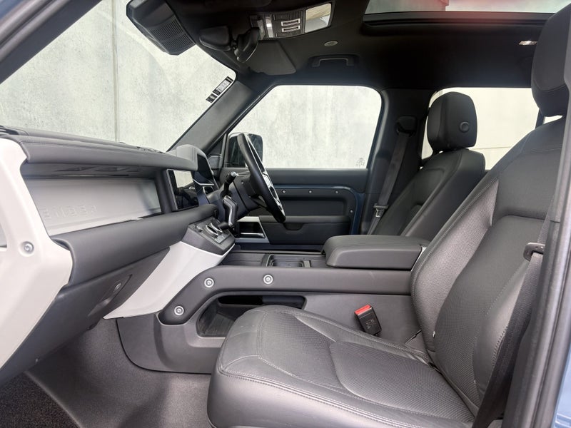 2024 Land Rover Defender 110 P400 SE image 3