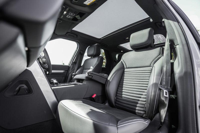 2024 Land Rover Discovery D250 Dynamic SE image 3