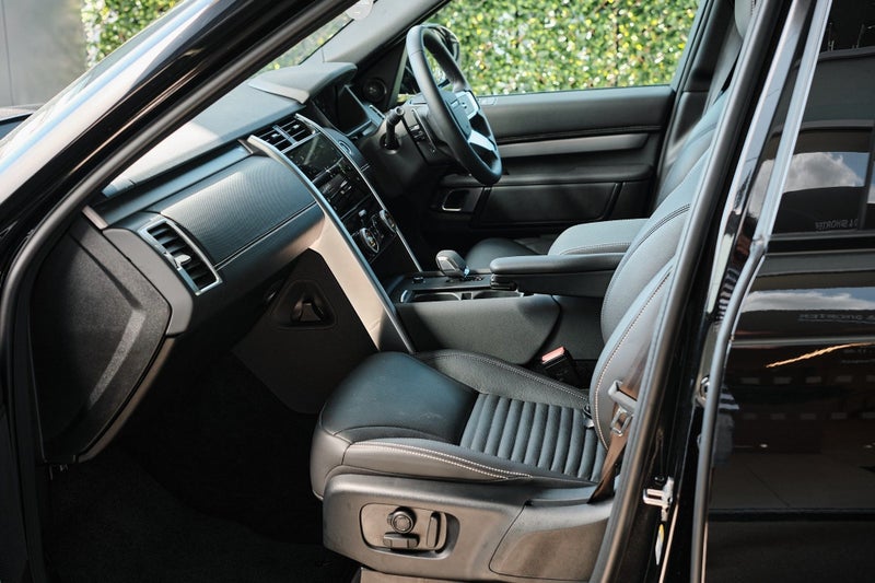 2024 Land Rover Discovery D250 R-Dynamic SE image 3