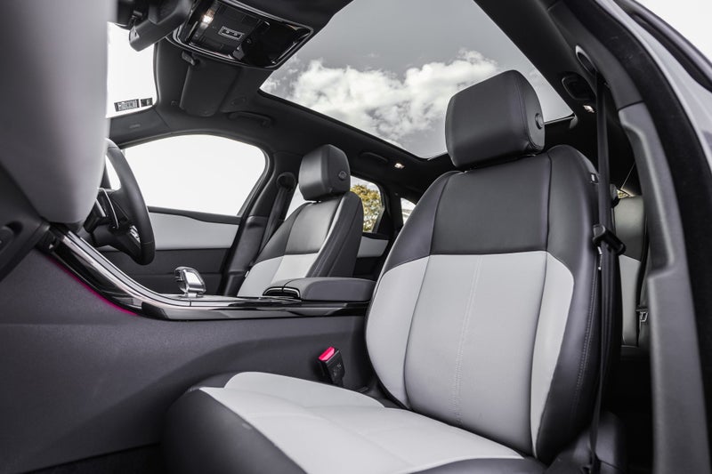 2024 Land Rover Range Rover Velar P400e Dynamic SE image 3