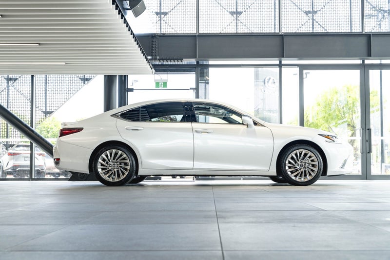 2024 Lexus ES 300h Limited 2.5L Hybrid Petrol S... image 2