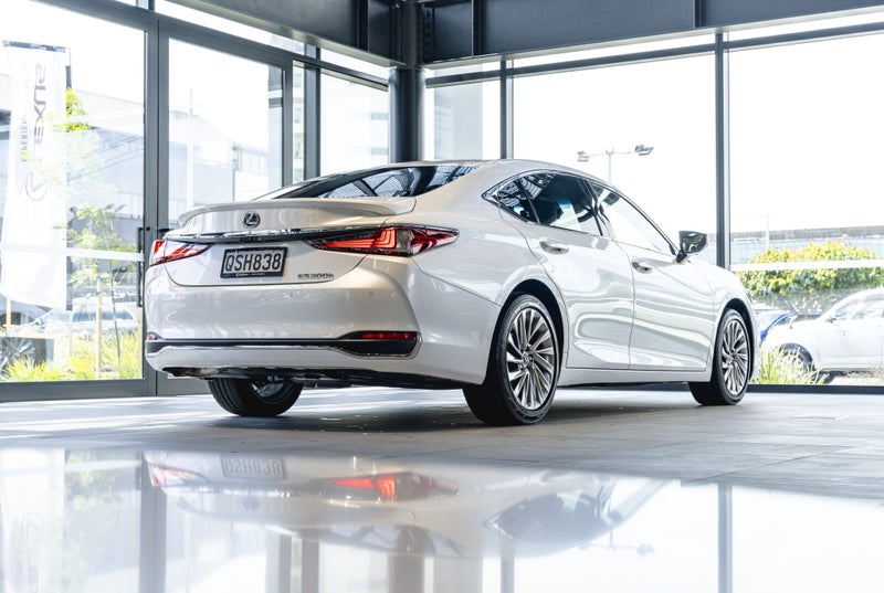 2024 Lexus ES 300h Limited 2.5L Hybrid Petrol S... image 3