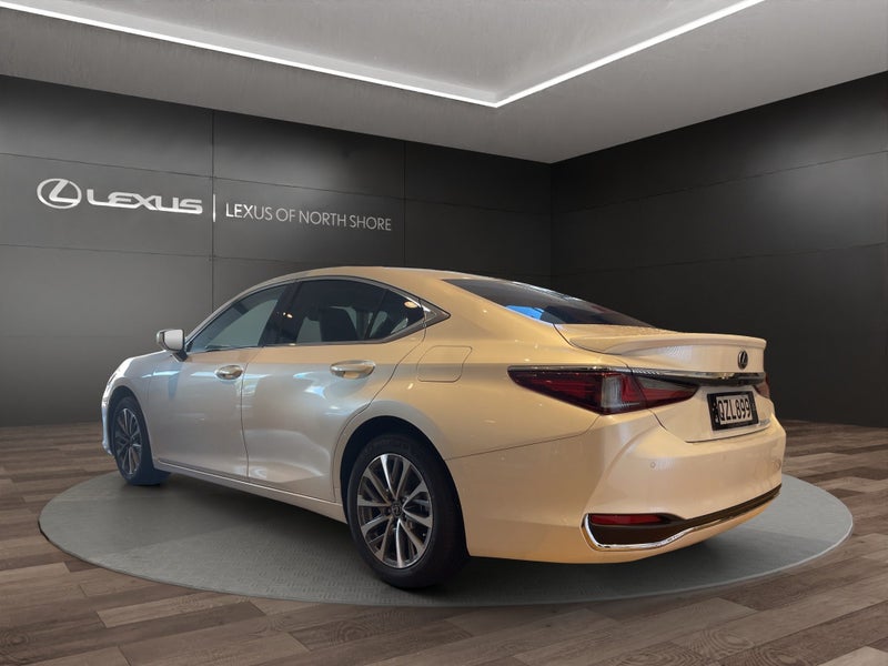 2024 Lexus ES 300h Premium 2.5L Hybrid 2WD Sedan image 5