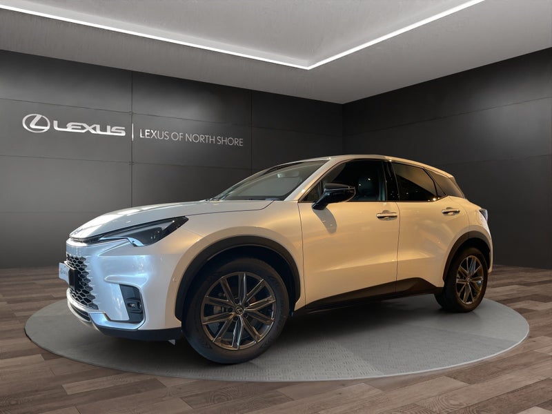 2024 Lexus LBX Relax 1.5L Hybrid 2WD SUV image 3