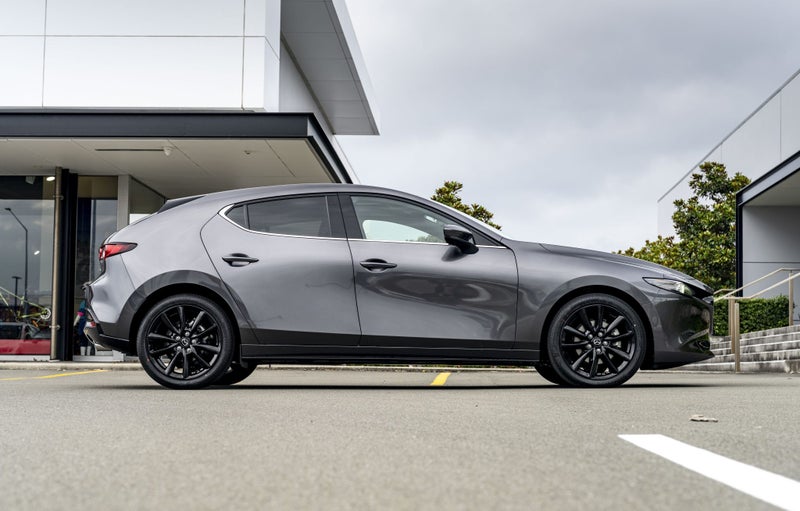 2024 Mazda 3 HOMURA 2.5L FWD Hatchback image 3