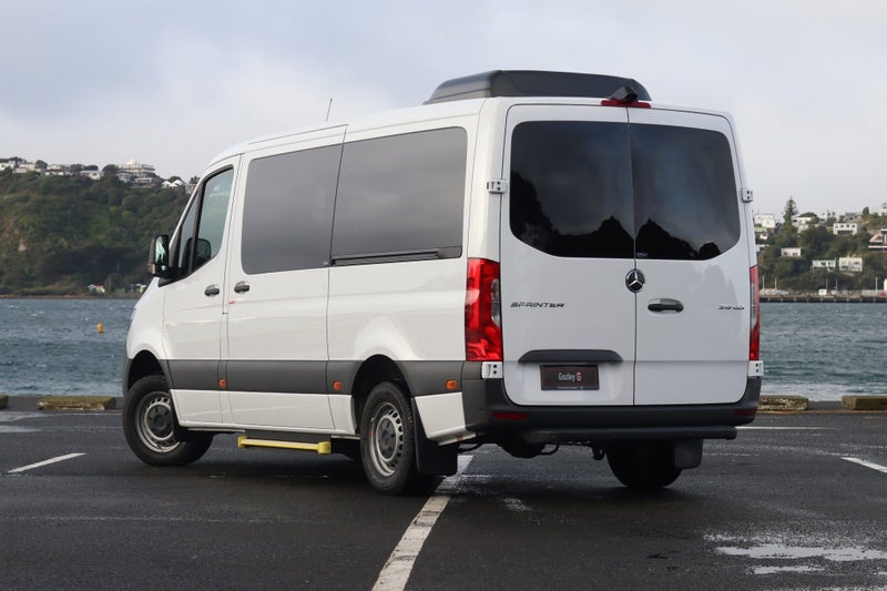 2024 Mercedes-Benz Sprinter 315 Minibus image 2