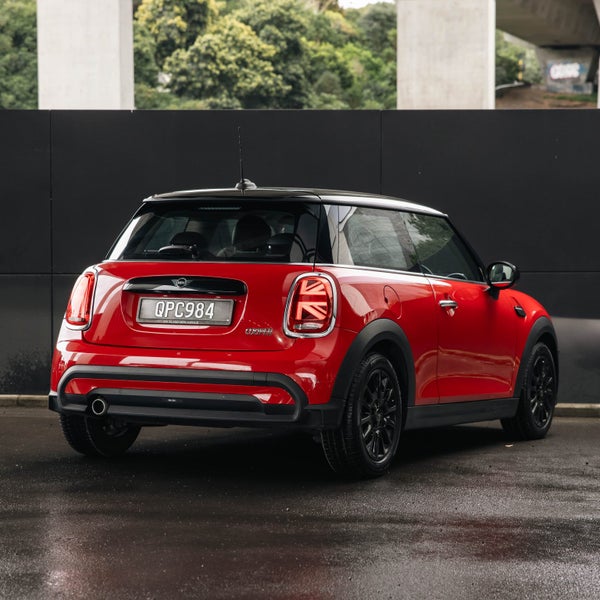 2024 MINI Cooper 3 Door Hatch Classic image 2