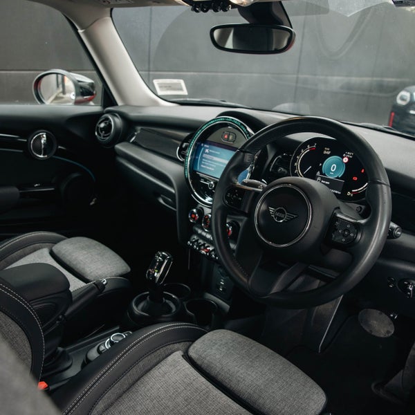 2024 MINI Cooper 3 Door Hatch Classic image 3