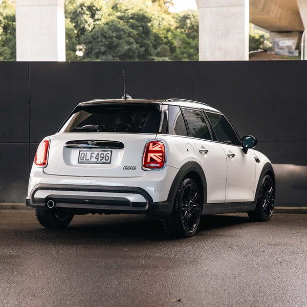 2024 MINI Cooper 5 Door Classic Plus image 2