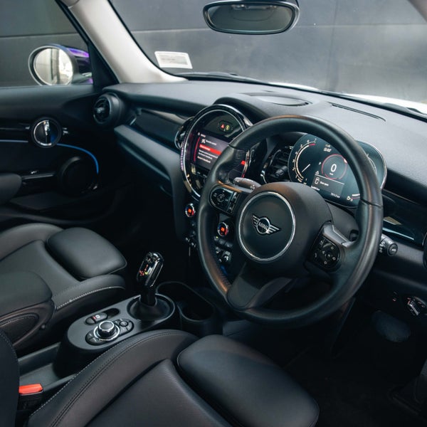 2024 MINI Cooper 5 Door Classic Plus image 3
