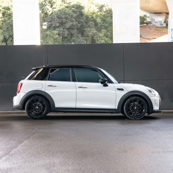 2024 MINI Cooper 5 Door Classic Plus image 4