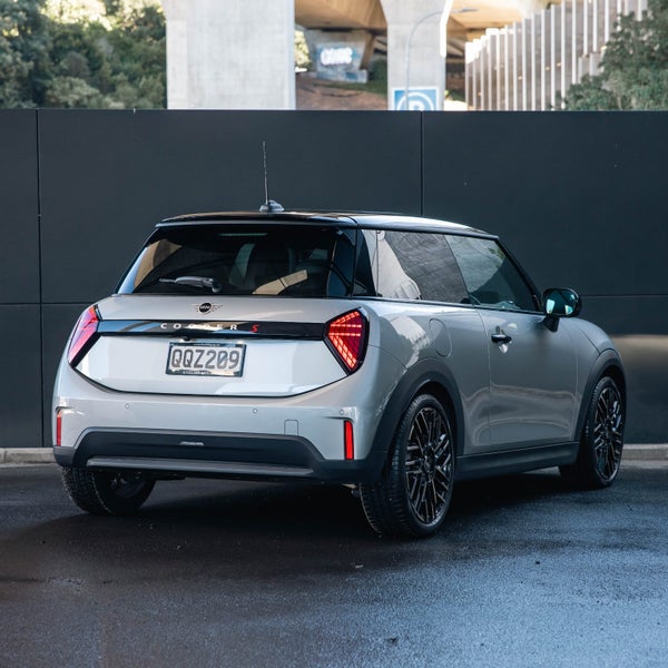2024 MINI Cooper S 3 Door Favoured image 2