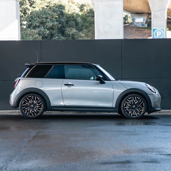 2024 MINI Cooper S 3 Door Favoured image 4
