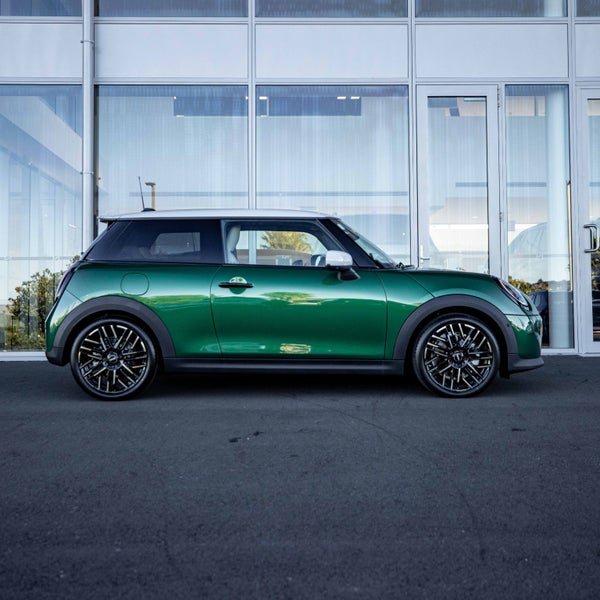 2024 MINI Cooper S 3 door Favoured Full spec image 3