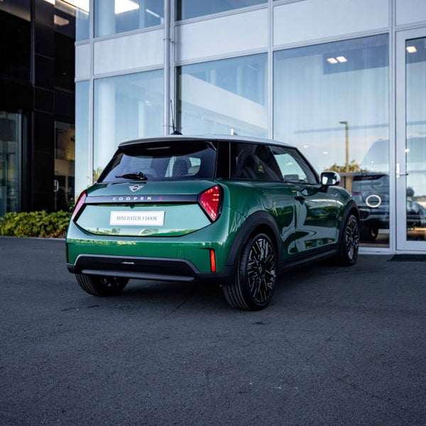 2024 MINI Cooper S 3 door Favoured Full spec image 4