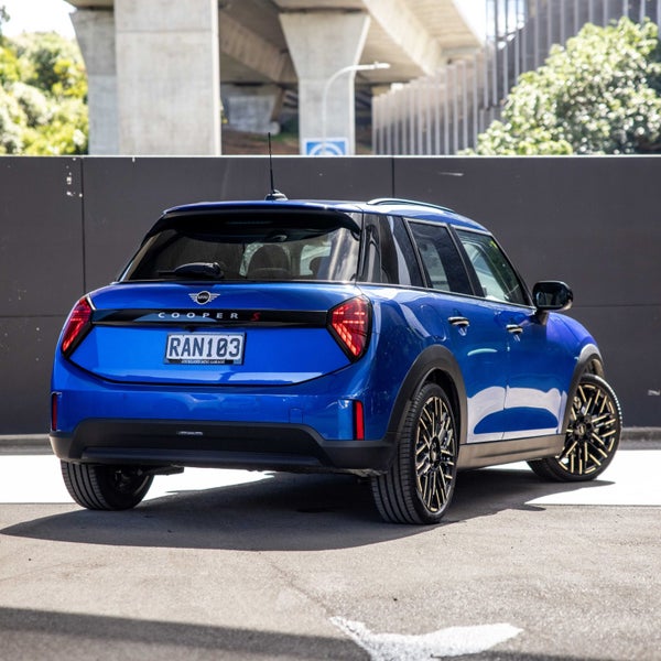 2024 MINI Cooper S 5-Door Favoured Pack 2.0L Pe... image 2