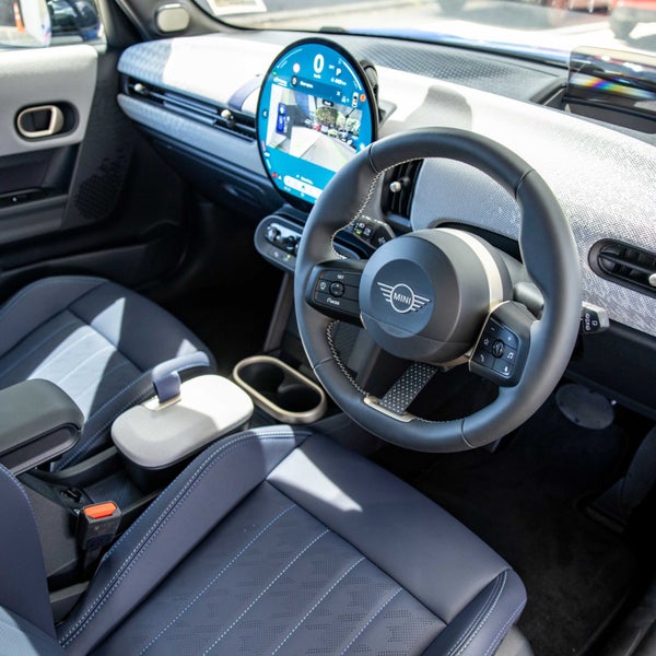 2024 MINI Cooper S 5-Door Favoured Pack 2.0L Pe... image 3