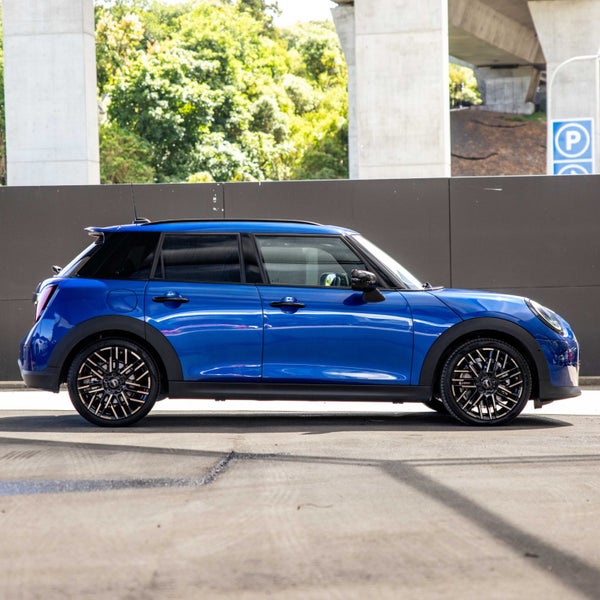 2024 MINI Cooper S 5-Door Favoured Pack 2.0L Pe... image 4