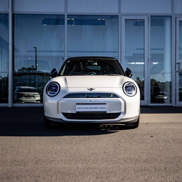 2024 MINI Cooper SE 3 door Full electric Favoured image 2