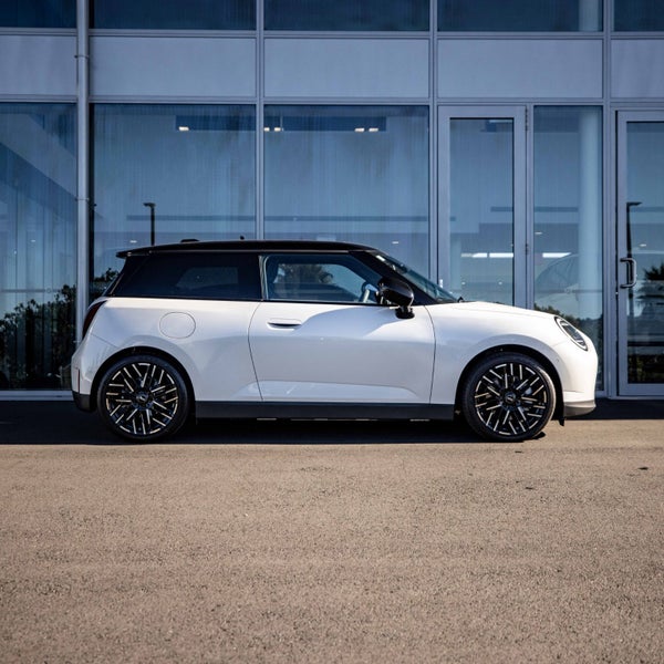 2024 MINI Cooper SE 3 door Full electric Favoured image 3