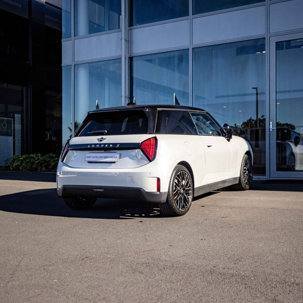 2024 MINI Cooper SE 3 door Full electric Favoured image 4
