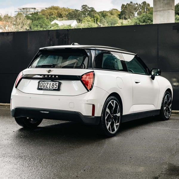 2024 MINI Electric Hatch SE 3 Door Hatch E Clas... image 2