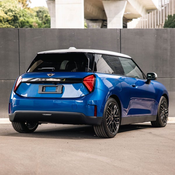 2024 MINI Electric Hatch SE 3 Door Hatch Favoured image 2