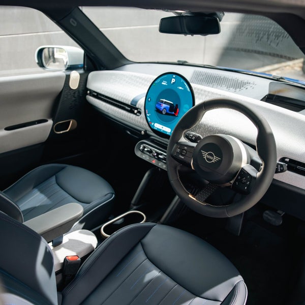 2024 MINI Electric Hatch SE 3 Door Hatch Favoured image 3