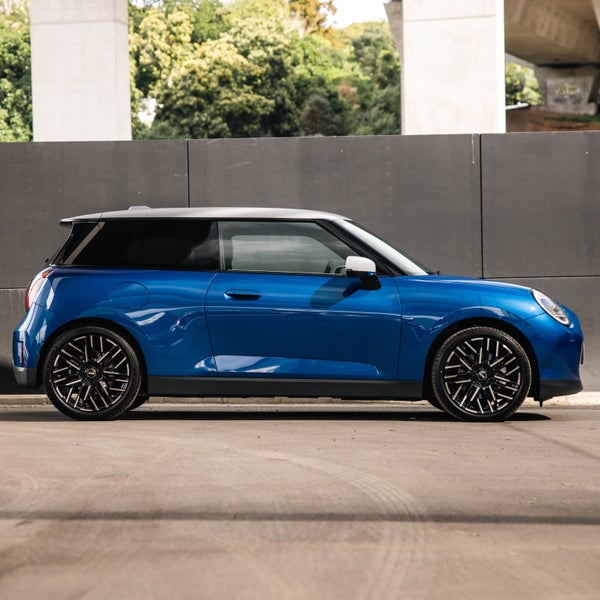 2024 MINI Electric Hatch SE 3 Door Hatch Favoured image 4