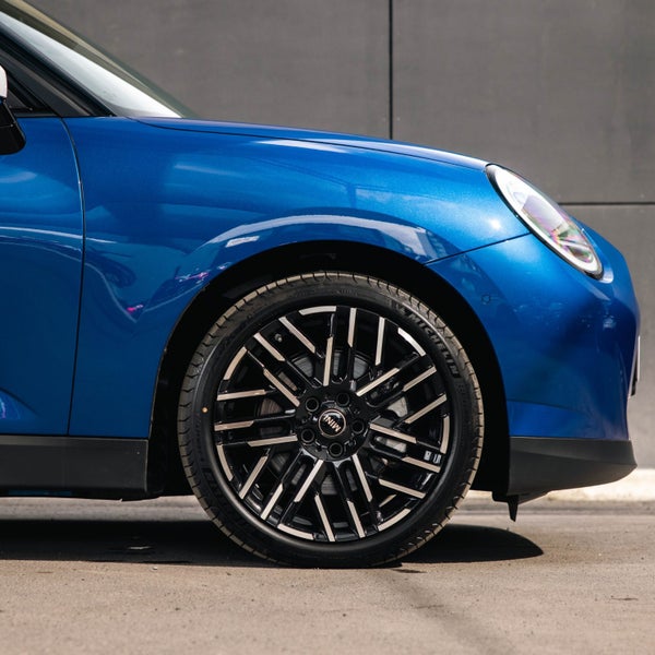 2024 MINI Electric Hatch SE 3 Door Hatch Favoured image 5