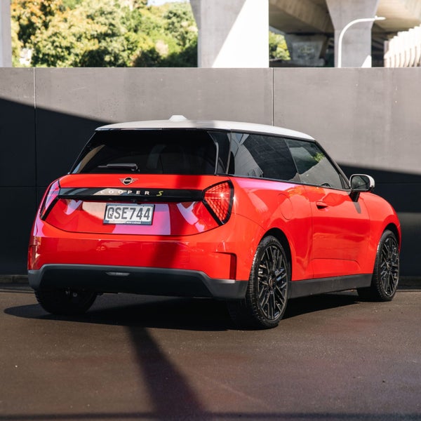2024 MINI Electric Hatch SE 3 Door Hatch SE Fav... image 2
