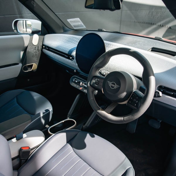 2024 MINI Electric Hatch SE 3 Door Hatch SE Fav... image 3