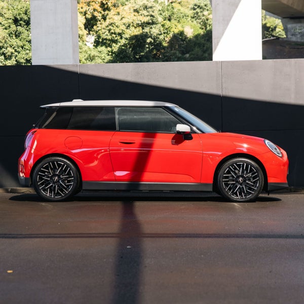 2024 MINI Electric Hatch SE 3 Door Hatch SE Fav... image 4