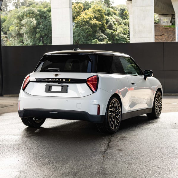 2024 MINI Electric Hatch SE SE Favoured image 2