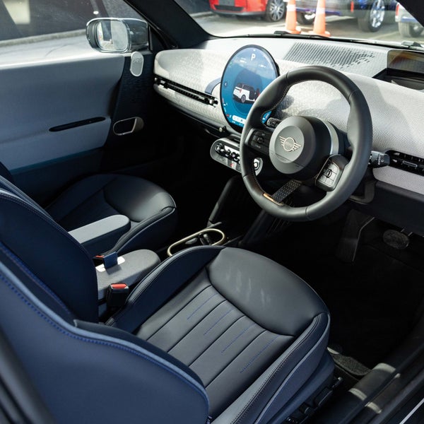 2024 MINI Electric Hatch SE SE Favoured image 3