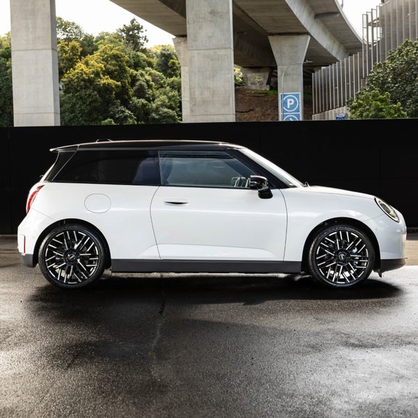 2024 MINI Electric Hatch SE SE Favoured image 4