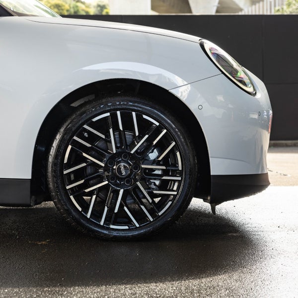 2024 MINI Electric Hatch SE SE Favoured image 5